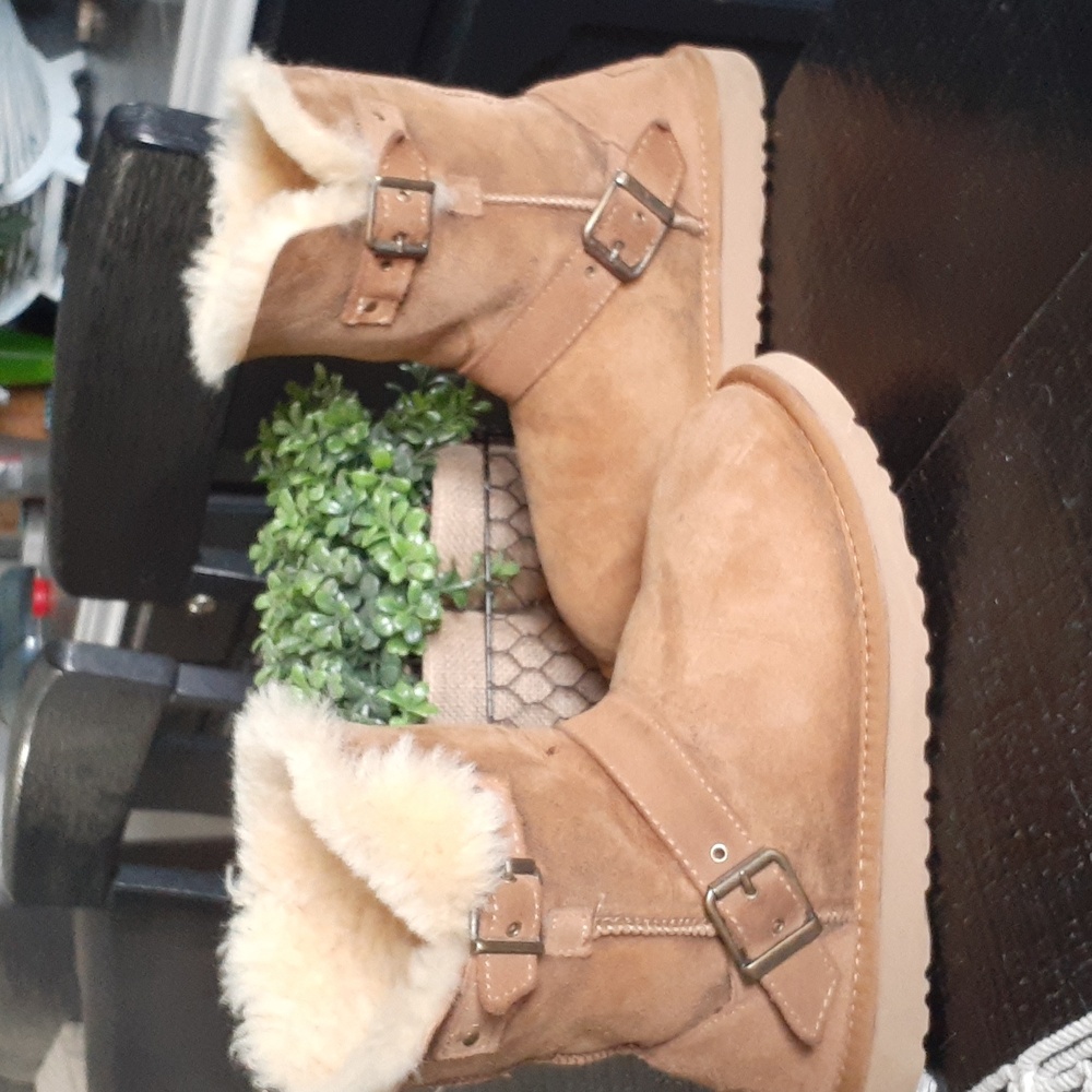 UGG SHORT BOOTS